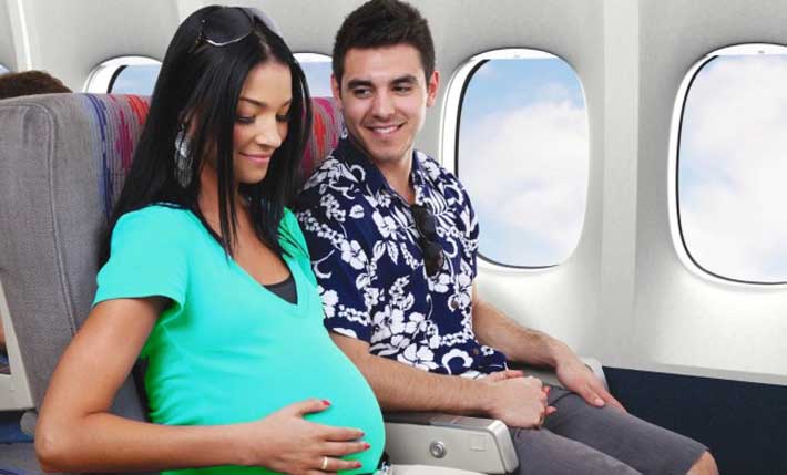 Mujer embarazada volando