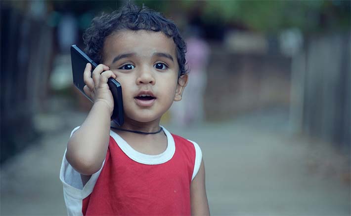 Niño con teléfono móvil