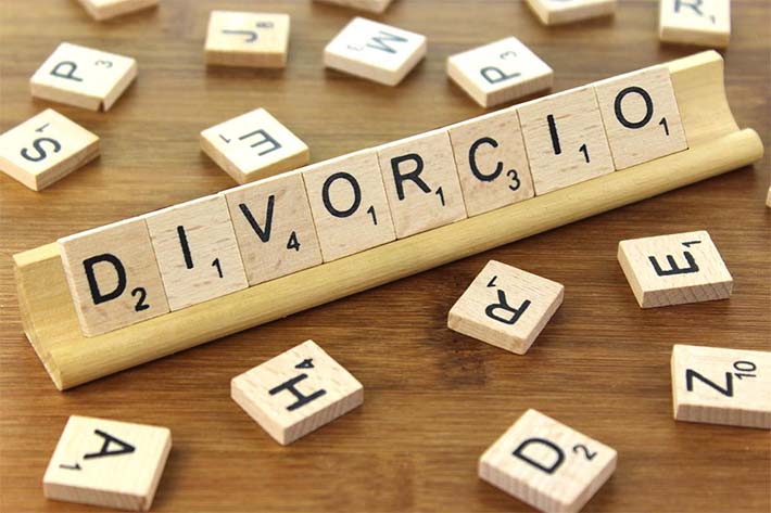 Divorcio con fichas de Scrabble
