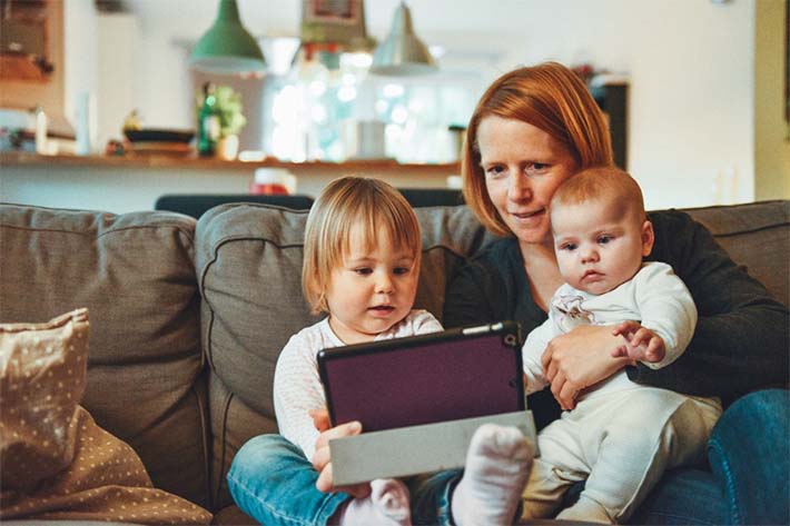 madre con sus bebés y una tablet