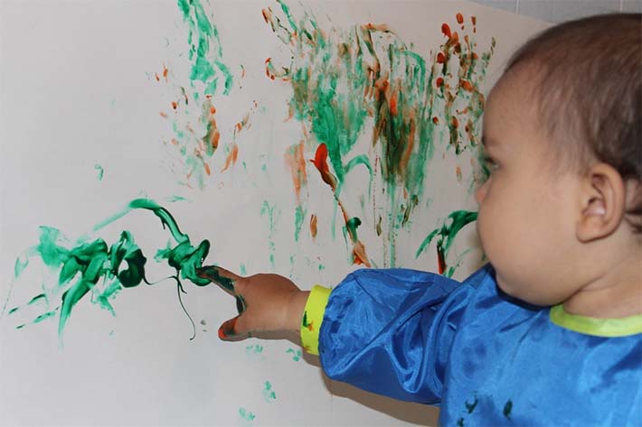 hijo pintando las paredes