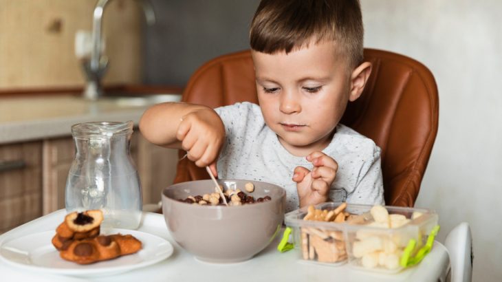 niño comiendo solo