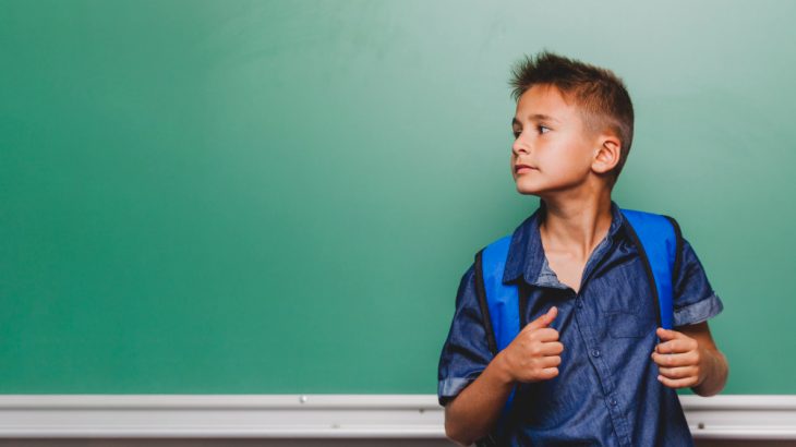 niño en el colegio