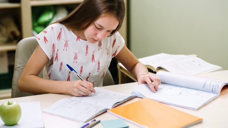 adolescente estudiando